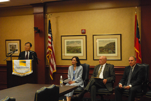 박선근 대표가 성동구 학생방문에 대해 설명하고 있다. 옆에 닥터 샌포드 챈들러 총장과 에밀리 렘백 관리자. 