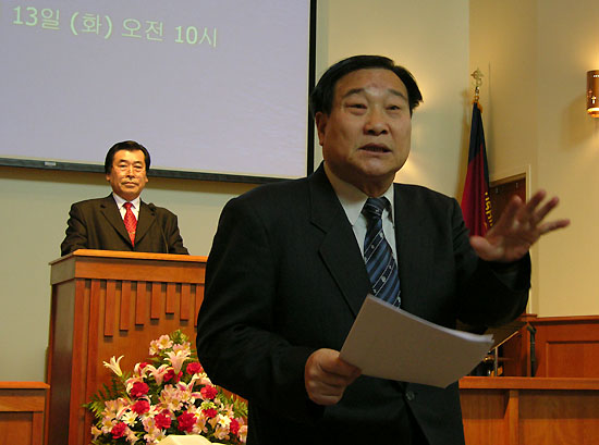 한재홍 목사가 현재의 교협건물이 청소년센터 기금마련을 통해서 얻어졌음을 설명하고 있다.