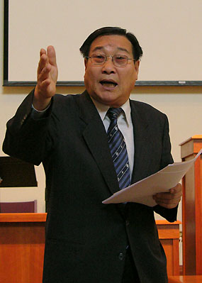 뉴욕교협 제2차 실행위원회에서 시각장애인들을 위한 선교헌금 모금을 호소하고 있는 한재홍 목사