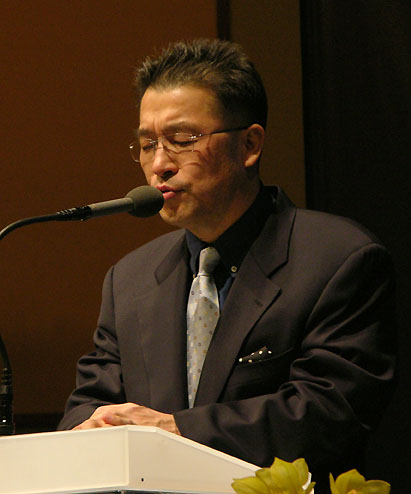 기도로 수련회의 문을 여는 고성삼 목사