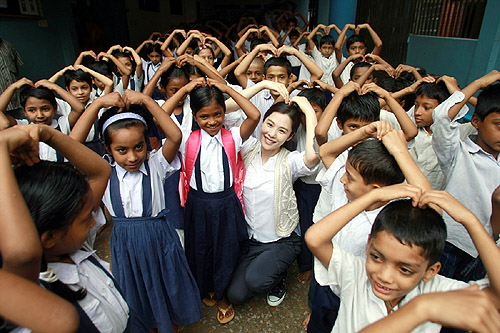 김현주 씨는 부친을 떠나보낸지 얼마 안된 상황에서도 아이들과의 약속을 지키려 밝은 얼굴로 방글라데시 봉사활동을 다녀왔다. ⓒ굿네이버스 제공