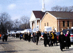 피켓팅 시위하는 '가나안을 사랑하는 모임' 성도들