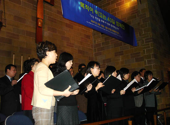 뉴욕기독부부 합창단은 '뉴욕동부교회 목적이 이끄는 삶 40일 개회예배'에 참석해 아름다운 합창을 들려줬다.