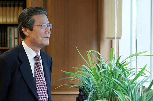 서재에서 창밖을 바라보는 옥한흠 목사의 모습. ⓒ사랑의교회 제공