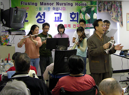 매주일 효성교회 김영환 목사는 퀸즈은혜교회 청년들의 도움을 받아 플러싱 매너 양로원을 섬기고 있다.