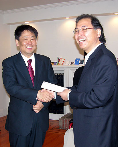 이한식 목사(좌)가 최병인 단장(우)에게 후원금을 전달하고 있다.