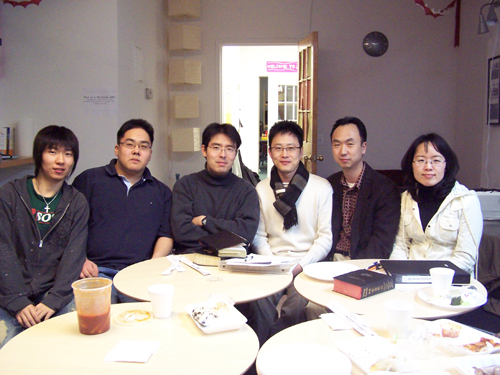 월요일 정기회의를 마치고. 왼쪽부터 Sam Park, John Hyun학생, 홍대영 전도사, 김준현 전도사, 이해진 목사, 전영미 전도사