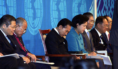 기도하는 이명박 대통령과 김윤옥 여사.