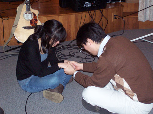 이 날 설교를 맡은 데이빗 홍과 함께 기도하는 리디아 양