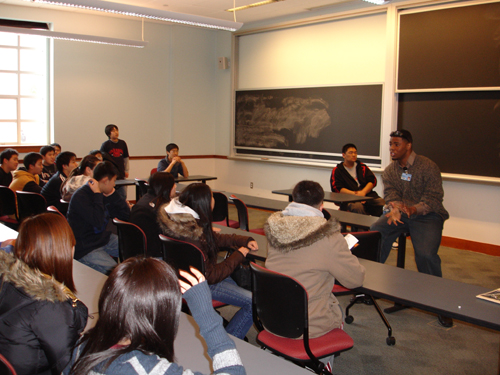 존스 홉킨스 대학에서 디렉터의 설명을 듣고 있는 청소년들