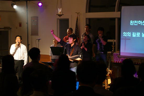 김문규 전도사 '아버지의 마음'이라는 주제로 찬양 콘서트를 열었다.
