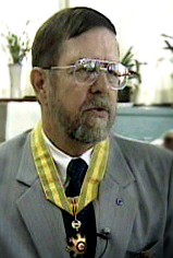 훈장을 목에 건 원한광 박사