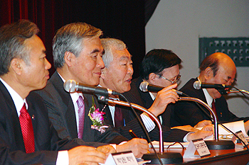 KICA가 주최한 ‘해외동포문제 대토론회’에서 발제자 및 토론자들이 해외 한인 문제에 대한 자신의 생각을 밝히고 있다. ⓒ 고준호 기자 