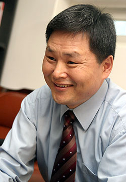 기아대책을 통해 9개국 14명의 아동들을 후원하고 있는 황인수 씨