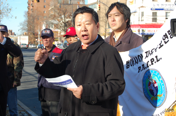 한인회 하용화 회장이 규탄성명서를 낭독하고 있다. 