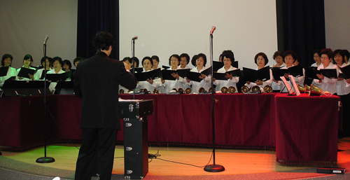 지난해 12월 New York Presbyterian 병원에서 찬양을 선보인 밀알여성선교합창단