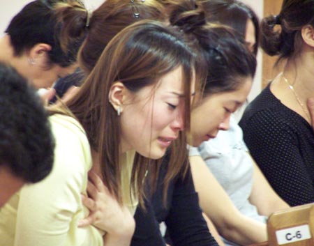 눈물로 기도하고 있는 뉴욕어린양교회 성도들