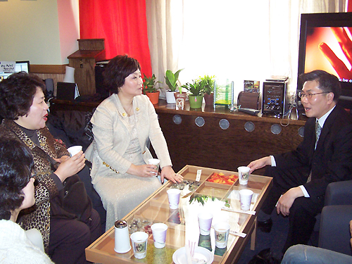 왼쪽 부터 김은숙 집사, 최미 사모, 주효식 목사