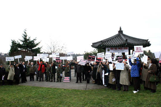 북한 도발 서북미 규탄 결의 대회에서 참석자들이 선창에 맞춰 구호를 외치고 있다ⓒ김브라이언 기자