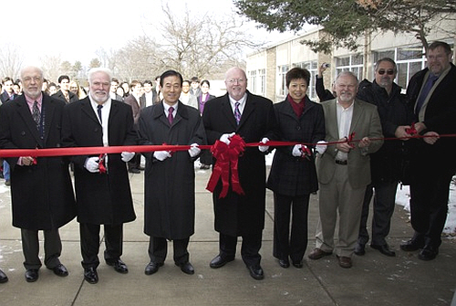 9일 월드 에반젤리칼 센터 헌당예배와 함께 진행된 커팅식에 WEA와 협력단체 임원진들이 참여했다. 왼쪽부터 레이 톨만 세계올리벳총회 회장, 윌리엄 와그너 올리벳대학교(OU) 총장,