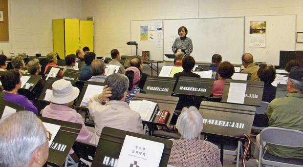 민동진 목사가 휄로십교회 실버대학에서 미술선교의 중요성에 관해 강조하고 있다. 