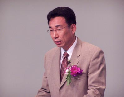 말씀을 전하고 있는 이학권 목사