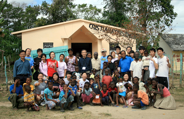 현지 교회에서 현지인들과 함께 찍은 사진.