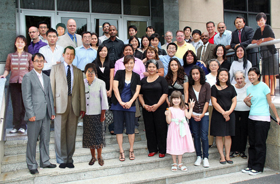 다민족 영어예배부는 매주 50-60명의 다인종 교우가 모여 예배하고 교제나눈다. 