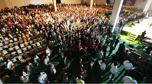 GKYM  Vision Conference  전체 집회장에 모여 찬양하고 있는 학생들.