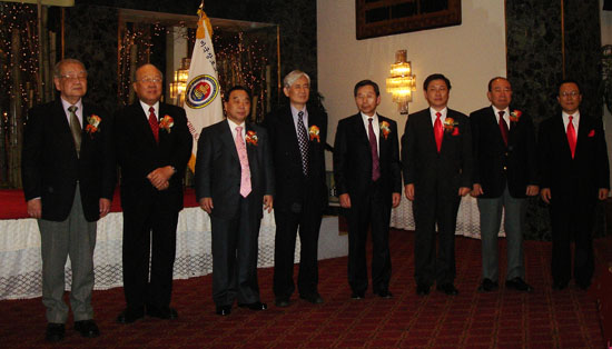 역대 노회장들이 한 자리에 섰다.