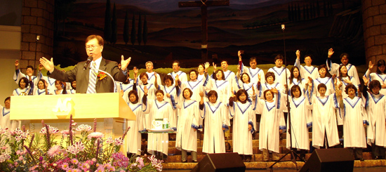 순복음뉴욕교회는 3일간 영적대각성 부흥성회를 진행하고 있다.  사진은 설교에 앞서 기도하는 성가대와 허연행 목사