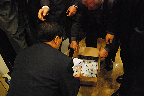 조지아주 한인침례교회협의회 회원들이 25일 2만장의 전도지를 집어가고 있다.