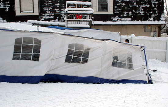 굿스푼선교회 인근 도시빈민들이 예배를 드릴 때 사용하던 텐트가 지난 27일 내린 폭설로 인해 폭삭 주저앉았다. 