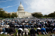 재작년 미국에 살고 있는 무슬림들이 워싱턴 국회의사당 앞에서 기도회를 갖고 있다.