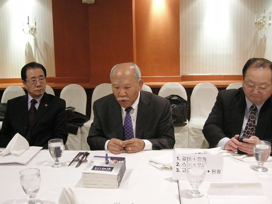 (가운데)김춘근 장로, (맨 오른쪽)교협 회장 김원기 목사, (맨 왼쪽)직전 교협 회장 신현택 목사. 