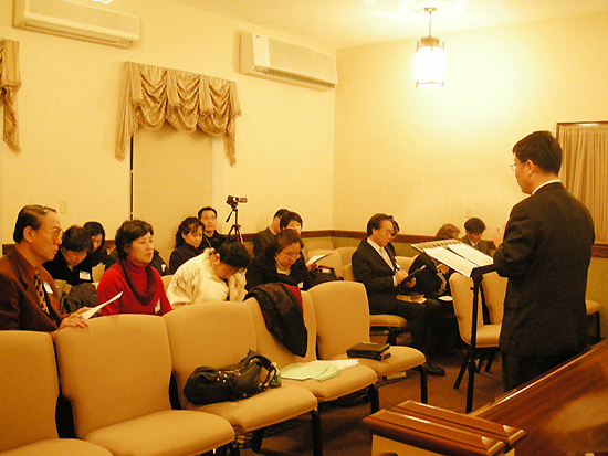 네 교회 연합제직수련회가 진행됐다. 은사론 강의가 진행 중이다. 