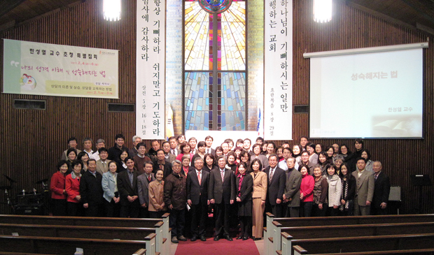 4일부터 6일까지 진행된 집회 중 마지막 집회를 마치며 참석자들이 기념 촬영에 임했다. 