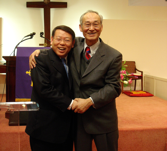 신임 회장 정광희 목사와 전 회장 고제철 목사(뉴저지 한성교회)