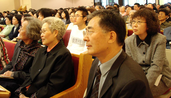 25일(주일) 많은 성도들이 참여해, 이 목사의 강의에 집중했다.
