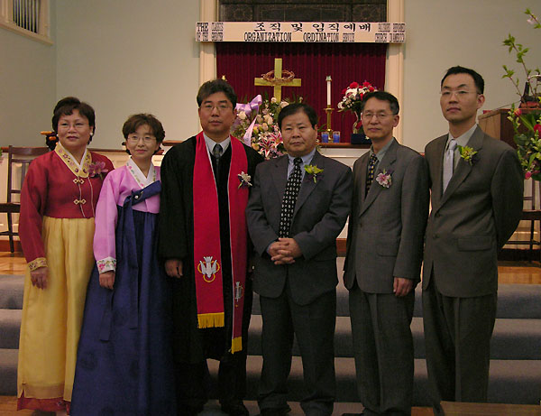 왼쪽부터 최희선 권사, 김정국 목사 내외, 최동 장로, 정원호 안수집사, 강병진 안수집사