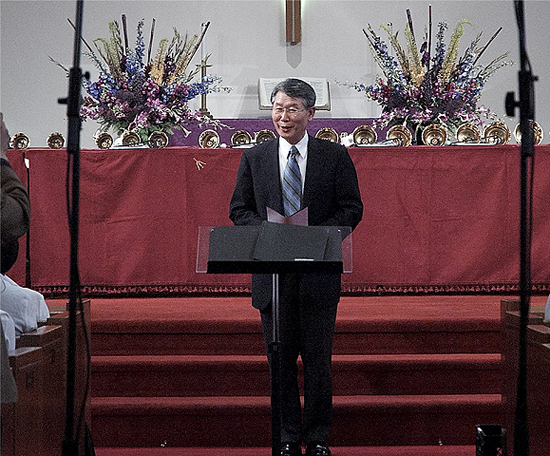 인사말을 전하는 후러싱제일교회 김중언 목사 ⓒ뉴욕밀알선교합창단