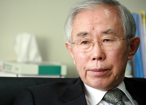 한 언론사와의 인터뷰에서 ‘한기총 해체 운동’을 하겠다고 밝혀 화제가 된 손봉호 교수. 그가 생각하는 한기총, 그리고 한국교회의 문제와 대안을 들었다. ⓒ송경호 기자 