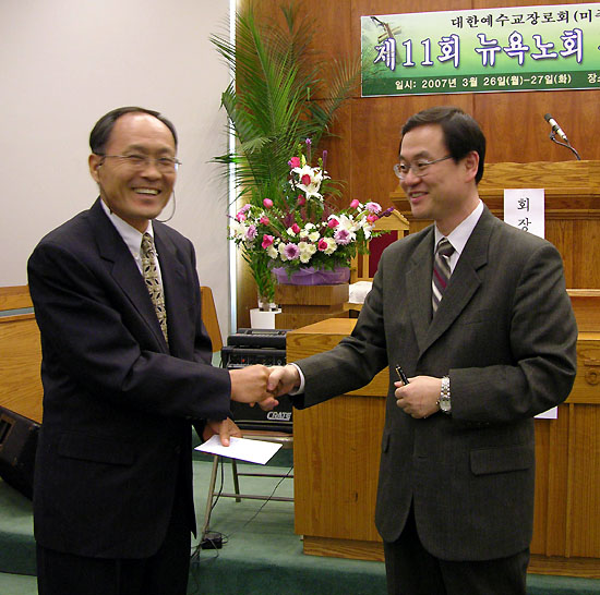 대한예수교 장로회(합동미주) 뉴욕노회는 매월 두 명의 선교사에게 후원금을 보내고 있다.