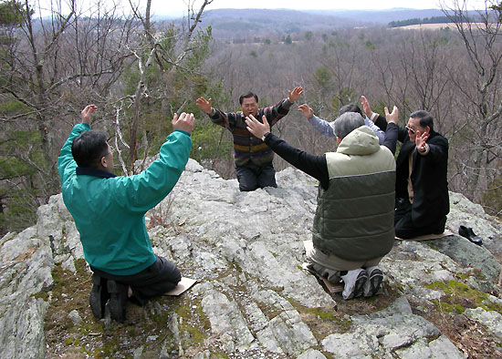 타코닉 수양관이 위치한 산등성이에서 기도하는 뉴욕 목회자들