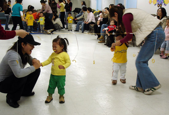 베이사이드장로교회는 무료유아원을 운영하고 있다. 사진은 29일 운동회에서 신이 난 아이들