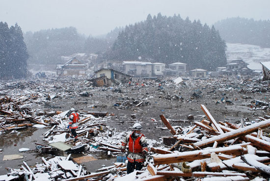 눈이 오는 영하의 날씨 속에서 생존자들을 찾고 있는 구조대원들의 모습.