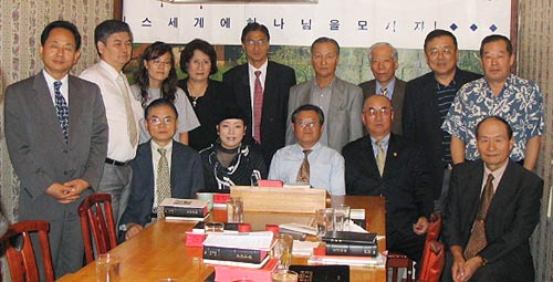 앞줄 오른쪽에서 세 번째가 박상일 목사, 네 번째가 김명옥 전도사