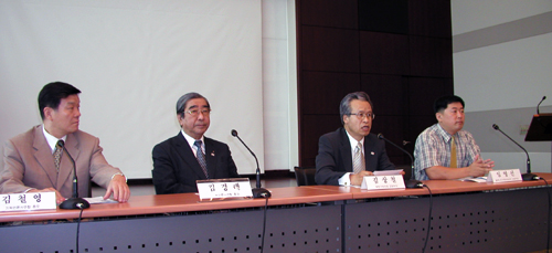 ▲북한정권 관련 세미나. 왼쪽부터 김철영목사, 김경래장로, 김상철 회장, 임영선 국장