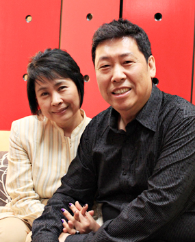 (오른쪽부터)김영민 김카니 부부. 