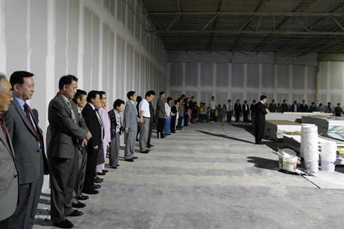 지난 주일 오후, 예수소망교회 성도들이 공사 중인 새성전에 가서 함께 기도했다.